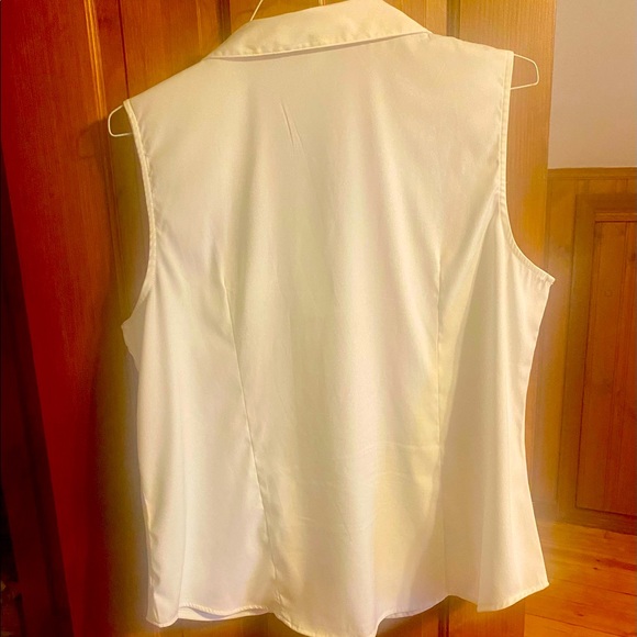 Women’s white sleeveless button top - Picture 3 of 4